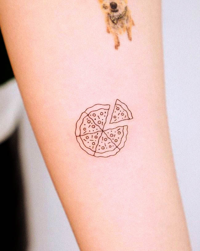 Tatuaggio con pizza di @ziv_tattooer