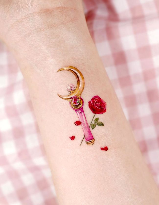 Credi nella tua magia: un tatuaggio con la luna di sailor di @songe.tattoo