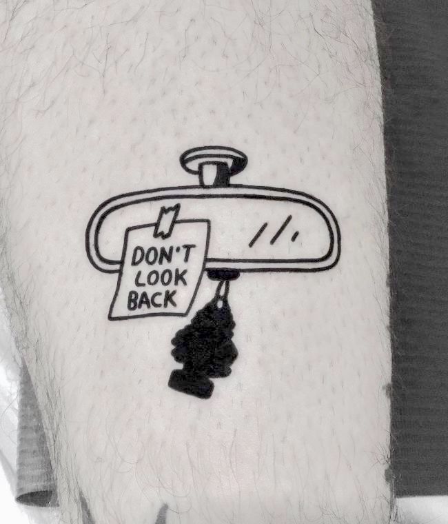 Illustrazione significativa del tatuaggio Live in the moment di @nancydestroyer