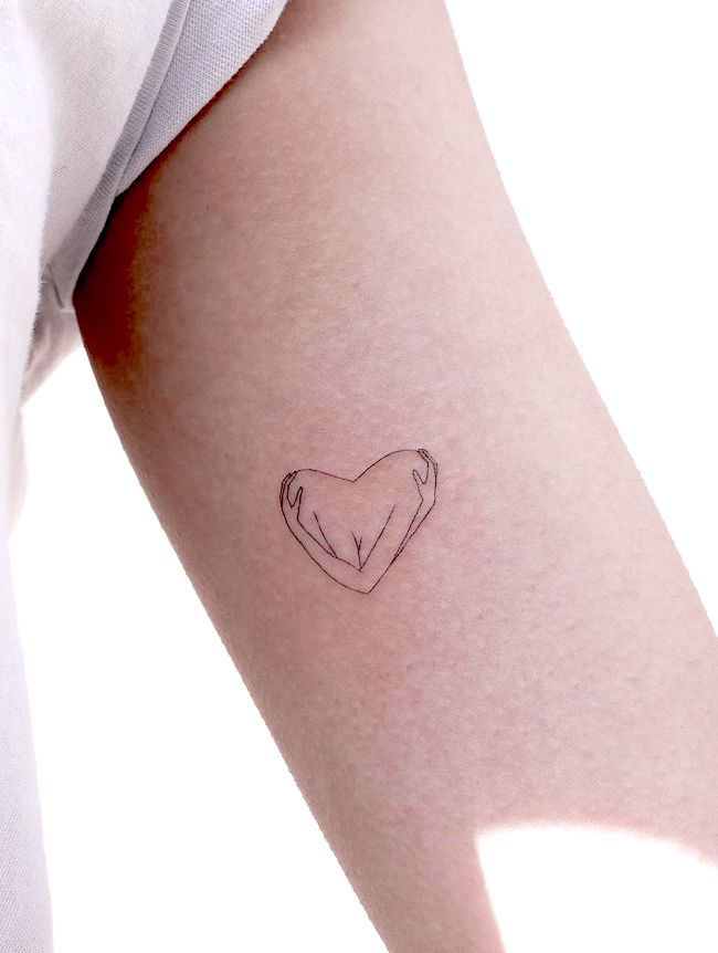 Abbraccia l'autentica te stessa tatuaggio d'amore di @xoxotattoo