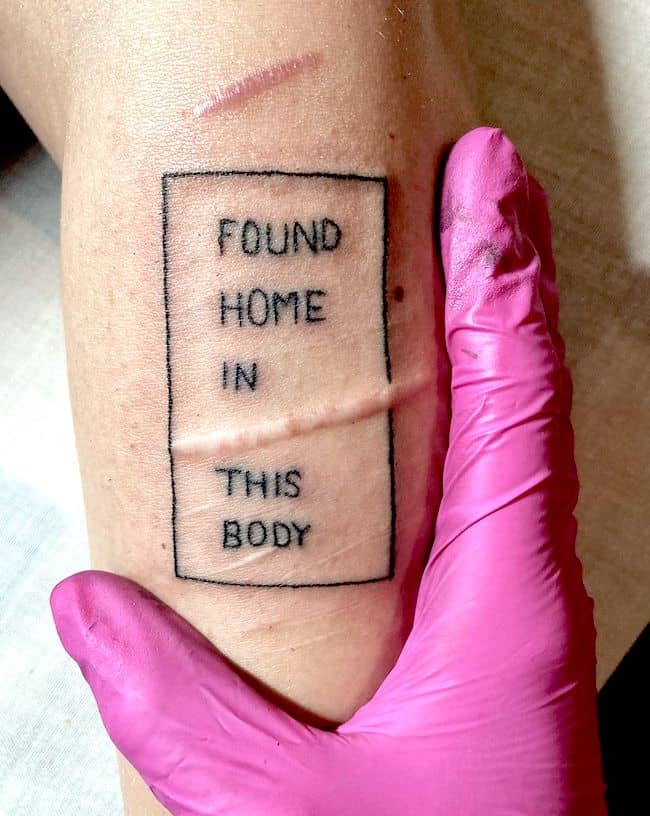 Trovato casa in questo corpo una citazione tatuaggio per amare se stessi e il proprio corpo da @jana.soltysova