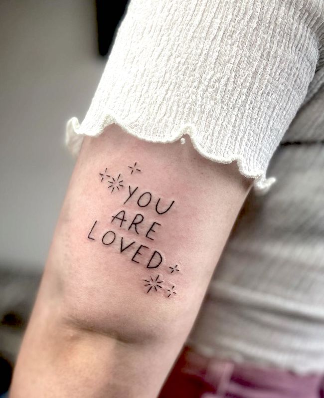Tatuaggio con citazione sull'amore per se stessi di @laceydawn.art