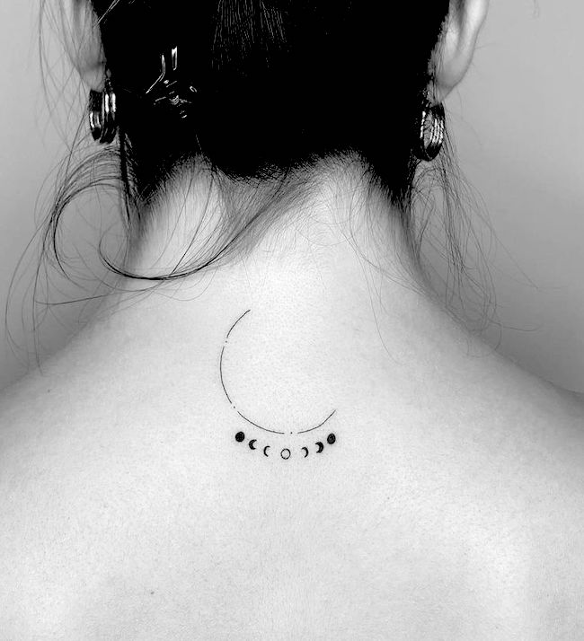 Un tatuaggio minimalista a una sola linea sulla schiena di @cagridurmaz