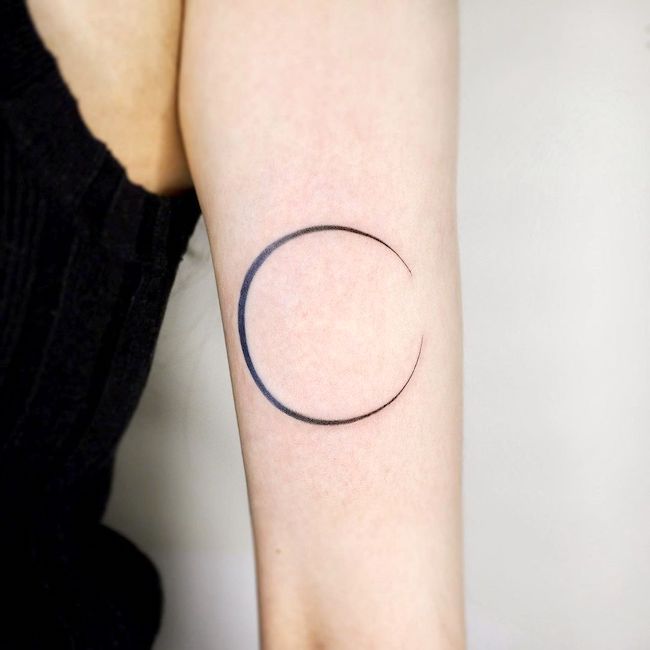 tatuaggio di luna crescente sul braccio di @mint_tattooist