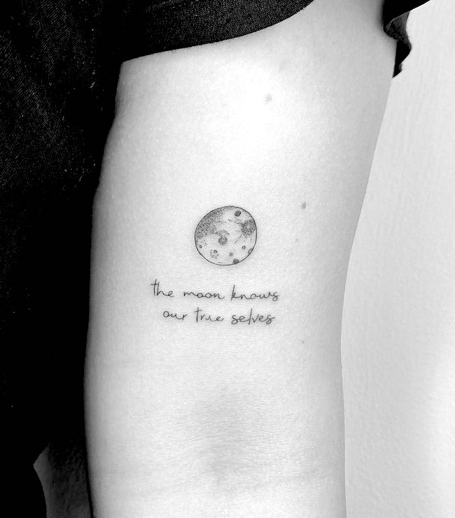 tatuaggio della luna con una citazione di @cagridurmaz