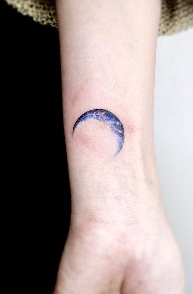 Tatuaggio acquerello con mezzaluna blu di @mint_tattooist