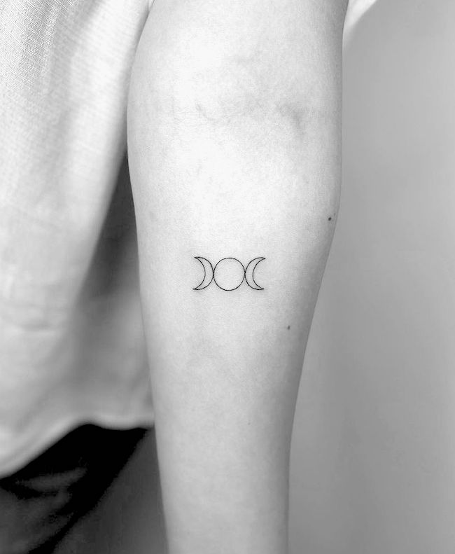 Tatuaggio con simbolo della luna tripla di @cagridurmaz