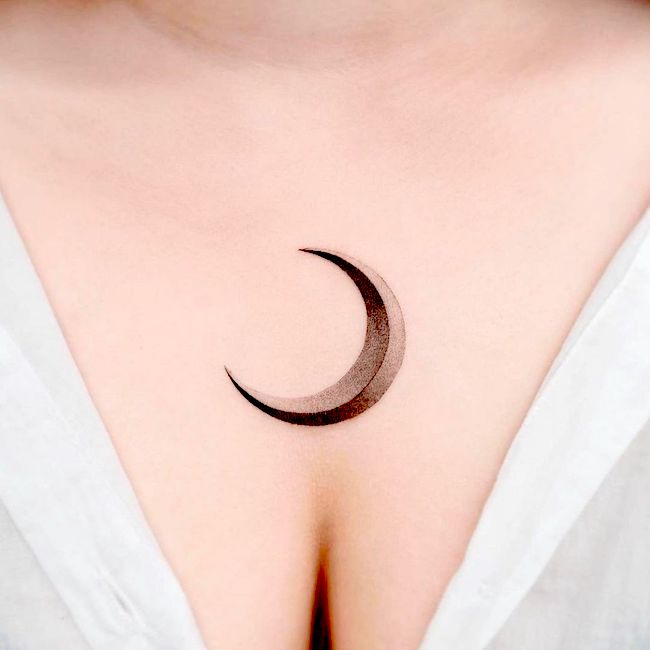 Tatuaggio minimalista a mezzaluna sul petto di @choiyun_tattoo