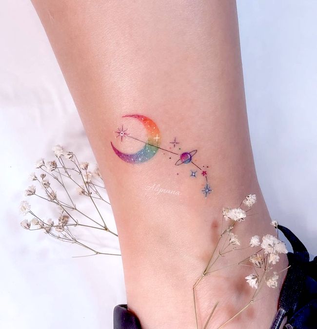 Luna arcobaleno con costellazione dell'Ariete di @alynanatattoos