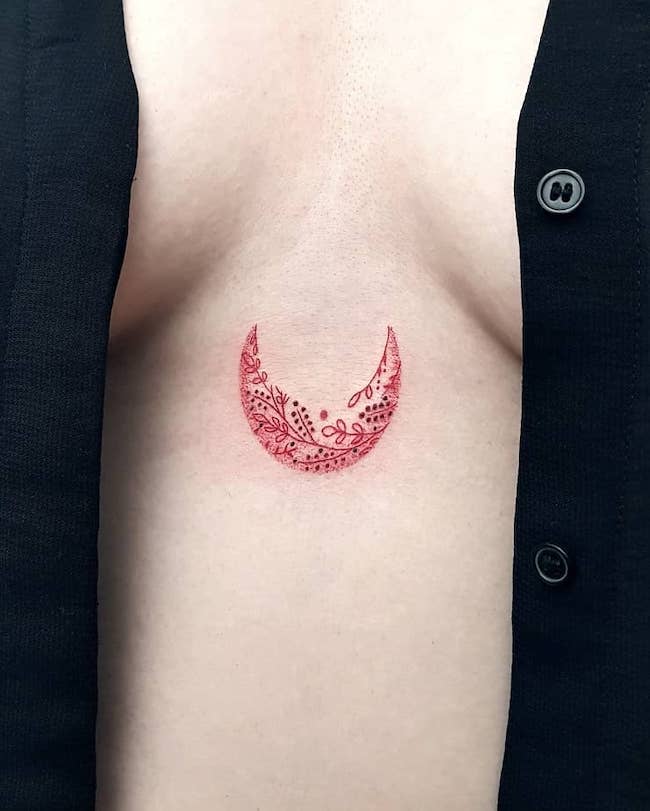 Una mezzaluna floreale tra le tette di @by_vas