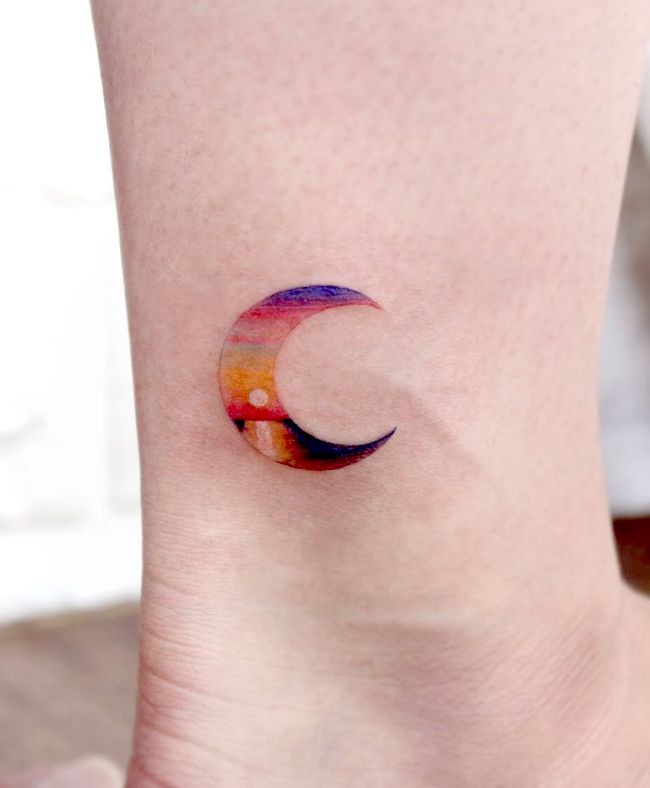 Tramonto sulla luna - uno splendido paesaggio tatuato da @greem.tattoo