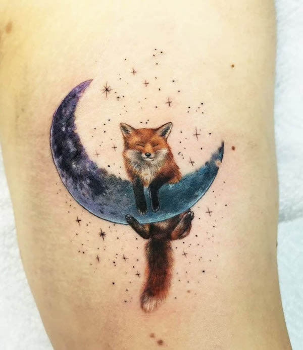 Tatuaggio della volpe sul polpaccio della luna di @naomivargatattoo
