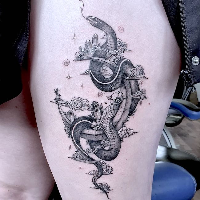 Tatuaggio fantasy con serpente e luna di @claire_m_tattoos