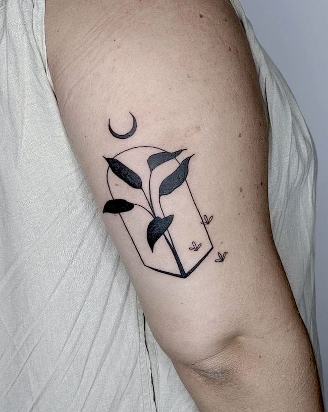 Non solo _tatuaggio astratto minimalista della luna di @be.tattoo