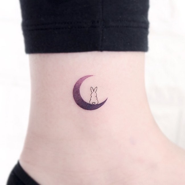 Un tatuaggio femminile sulla caviglia per i minimalisti di @greem.tattoo