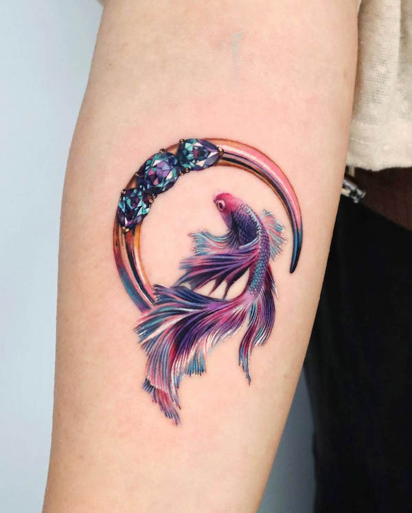 Tatuaggio di luna e pesci koi con pietre preziose di @non_lee_ink