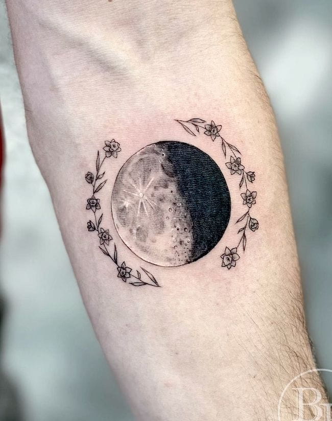 tatuaggio della luna con lato luminoso e lato oscuro di @brenna.eagan
