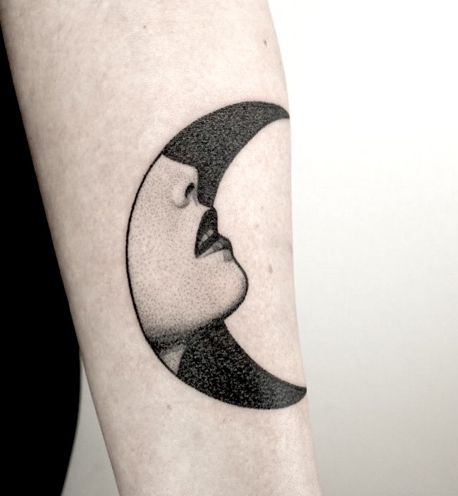 Il sussurratore notturno_tatuaggio lunare creativo di @stickandchoke
