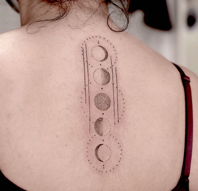 Un tatuaggio geometrico con fasi lunari di @ladyshenone