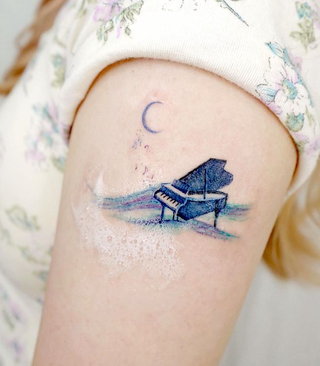 The serenade _ un bellissimo tatuaggio ad acquerello di @ovenlee.tattoo