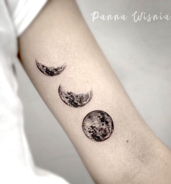 Un tatuaggio realistico delle fasi lunari di @pannawisniatattoo