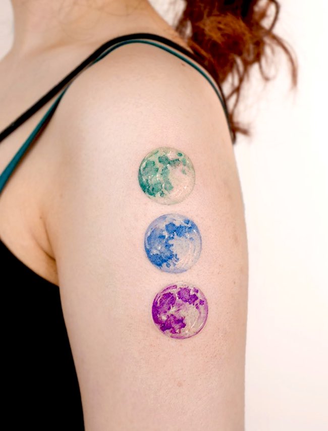 Più di una versione _ tatuaggio della luna colorata di @hansantattoo