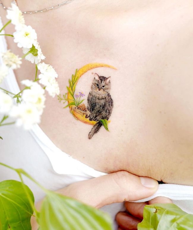 Tatuaggio realistico con gatto e luna di @ovenlee.tattoo