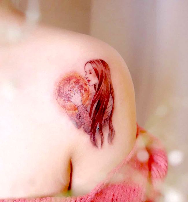 Il bambino della luna - tatuaggio unico con la luna piena di @peria_tattoo