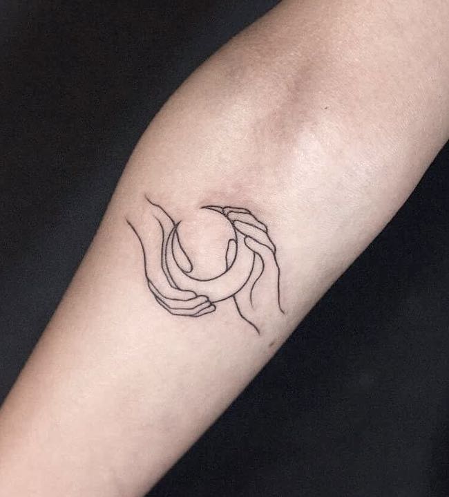 Guardare la serenità _ un tatuaggio creativo con luna crescente di @dogmanoir