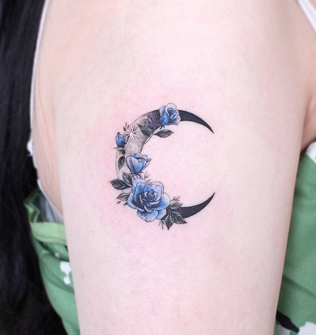 Tatuaggio floreale della luna da @greem.tattoo
