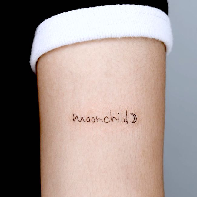 Tatuaggio di un bambino lunare di @pureum_tattoo