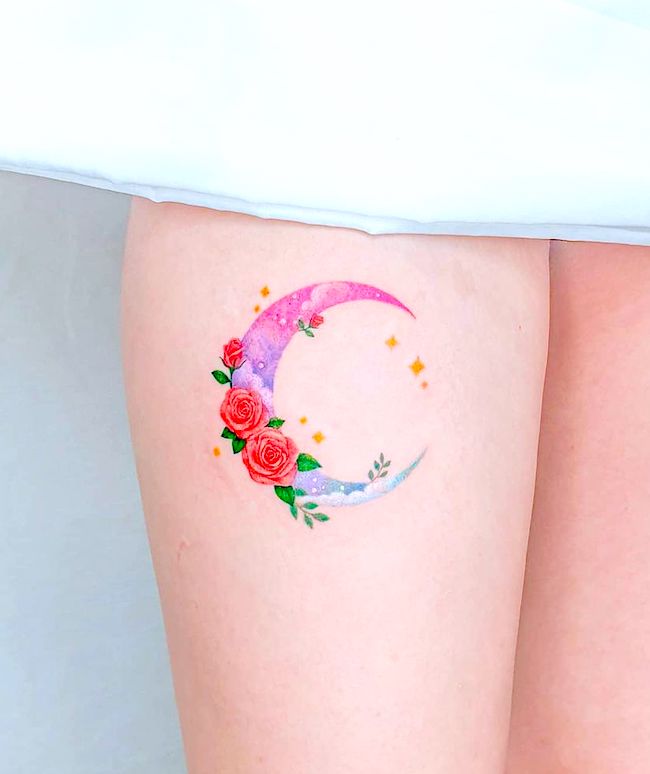 Uno splendido tatuaggio sulla coscia di @e.ple_tattoo