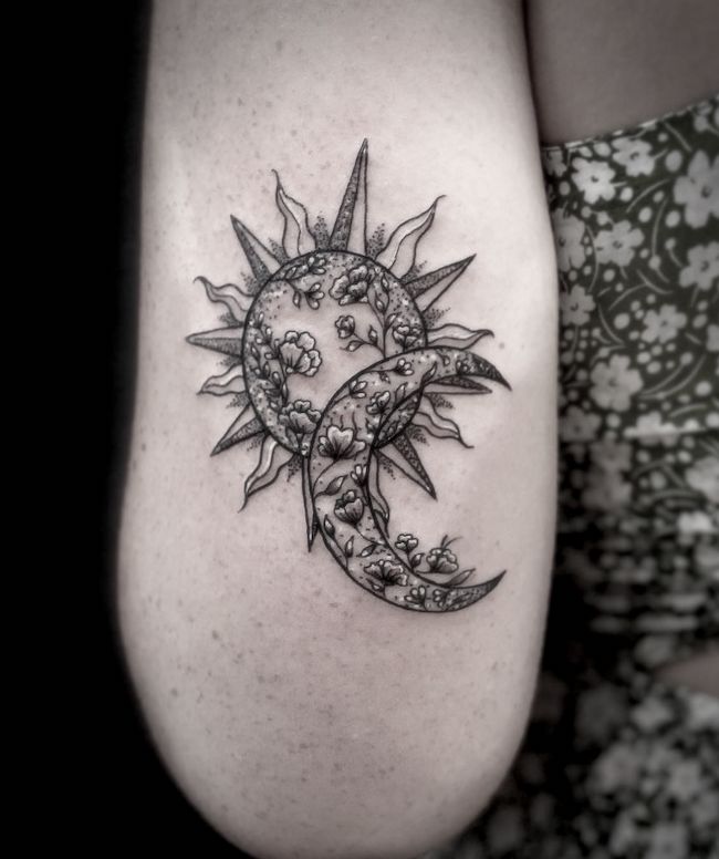 Il tatuaggio del sole e della luna sovrapposti di @lishytattoo