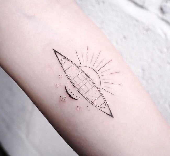 Flowing free _ poetico tatuaggio con sole e luna di @ally.ink_