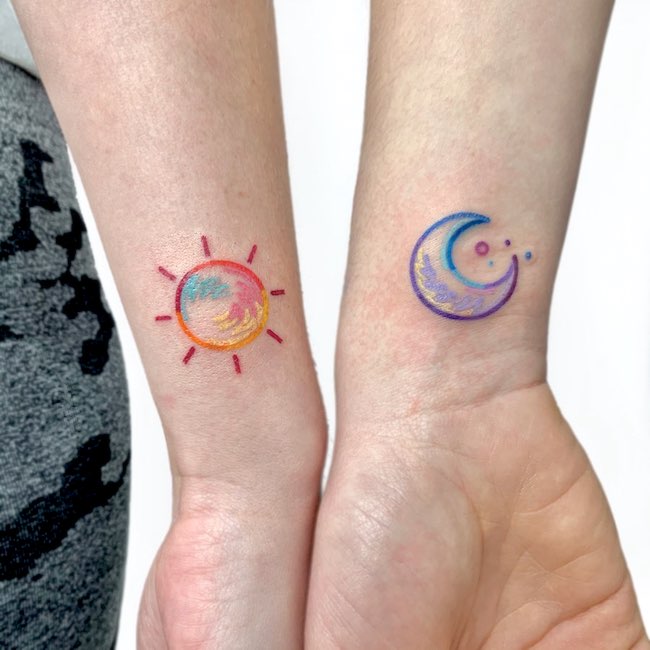 Tatuaggio da polso con sole e luna abbinati di @xin_tattoooo
