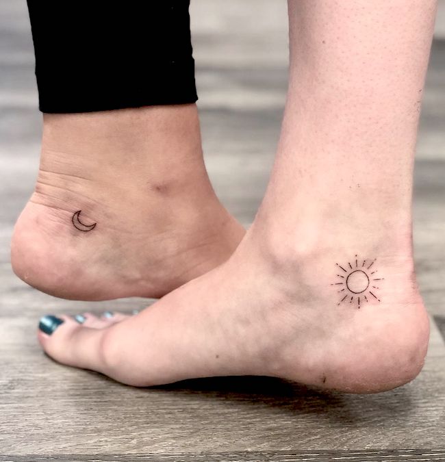 Tatuaggio con sole e luna abbinati per le migliori amiche di @kristinevodon
