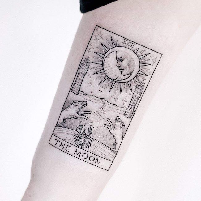 Tatuaggio con i tarocchi del sole e della luna di @dogmanoir