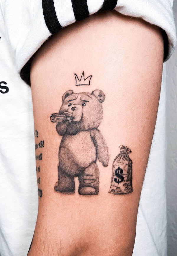 Tatuaggio realistico Ted sul braccio di @clemente.tats