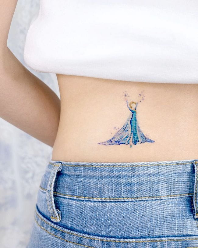 Elsa da Frozen tatuaggio di @ovenlee.tattoo- Classico personaggio dei cartoni animati Disney Tatuaggi