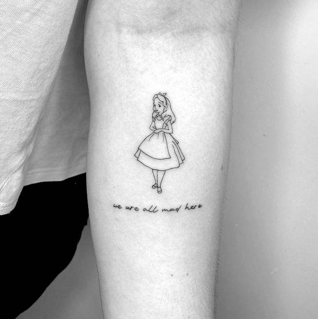 Tatuaggio con citazione di Alice nel Paese delle Meraviglie di @cagridurmaz- Tatuaggi classici di personaggi dei cartoni animati Disney