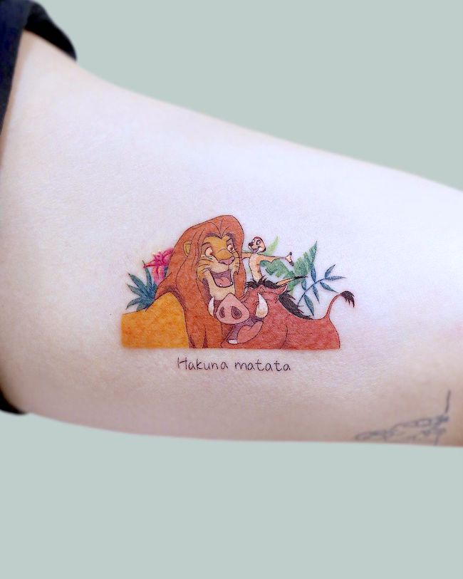 Timon, Pumbaa e Simba - Tatuaggio sull'amicizia del Re Leone di @tattoo.pencil- Tatuaggi classici dei cartoni animati Disney