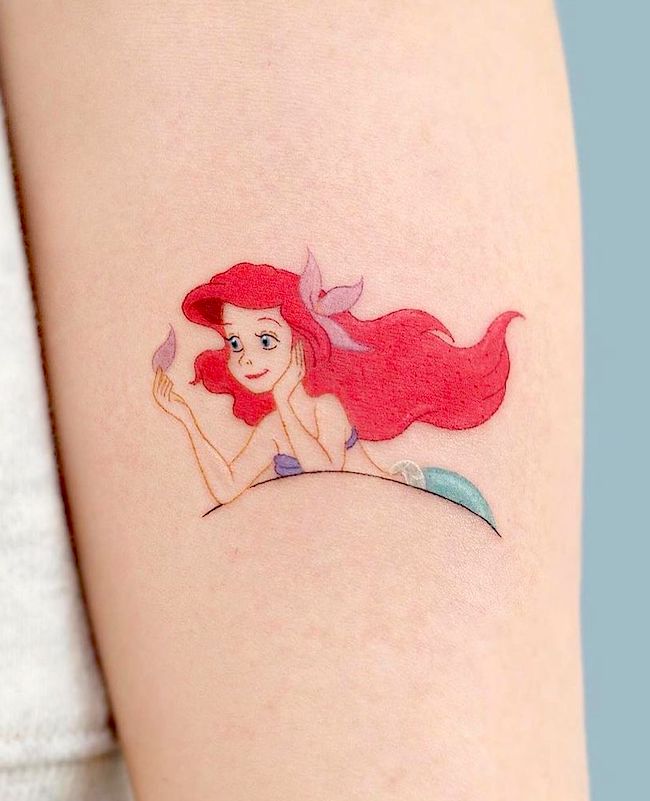 Il tatuaggio della Sirenetta di @tattoo.pencil- Tatuaggi classici di personaggi dei cartoni animati Disney