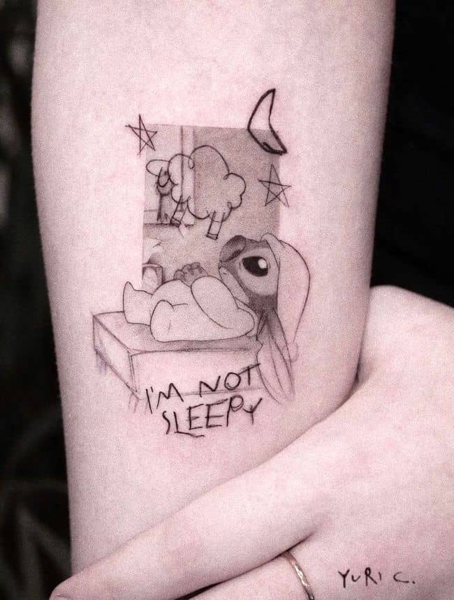 Il tatuaggio Insomnia Stitch di @yurici_tattoo