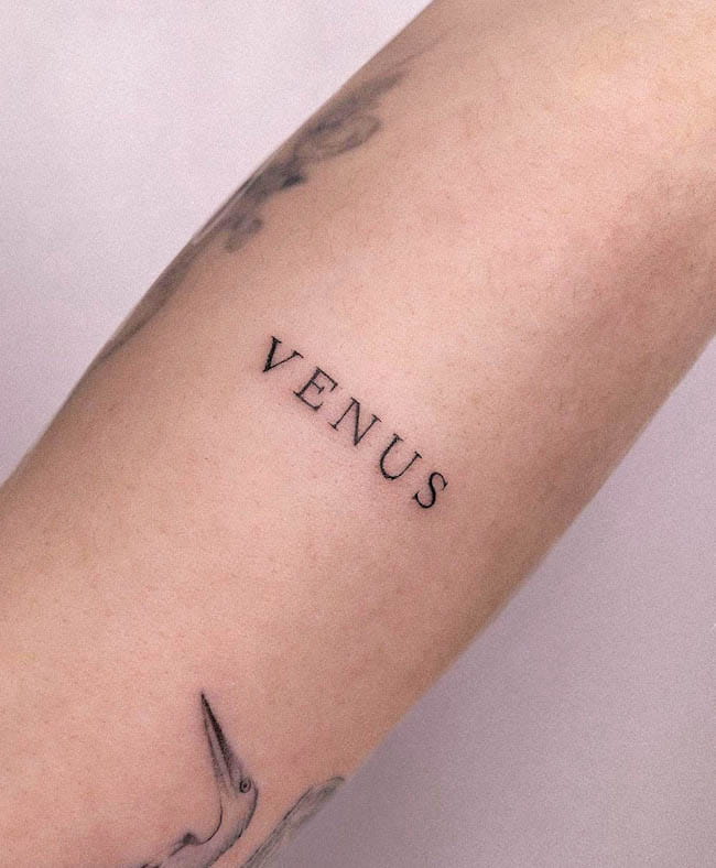 Tatuaggio con una sola parola Venus di @nikolett.kapor