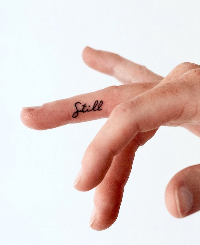Trovare la quiete nel caos - un piccolo tatuaggio sulle dita di @chloejanetattoos