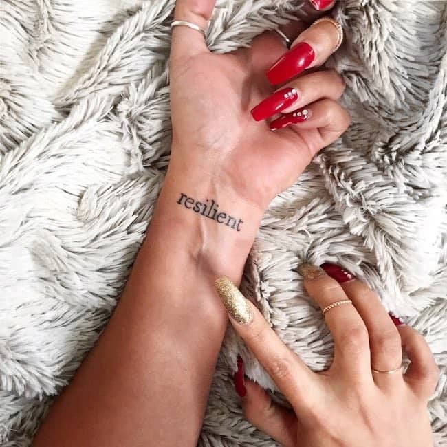 Resilient - un bellissimo tatuaggio di una sola parola realizzato da @bethanypete