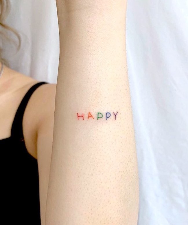 Pensieri felici - Tatuaggio di una sola parola di @broccoli_tattooer