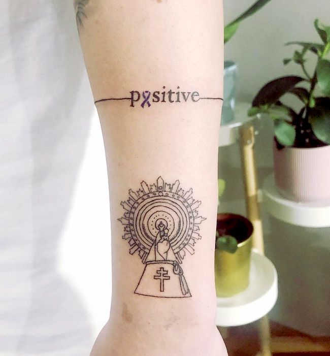 Positive - un tatuaggio significativo con una sola parola di @lacuart
