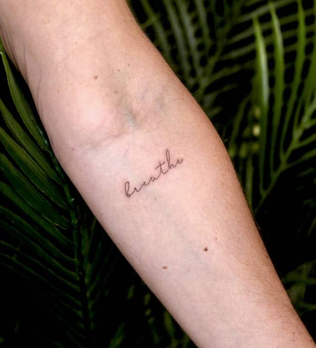 Breathe - tatuaggio di una parola da @kyla_rose_tattoo