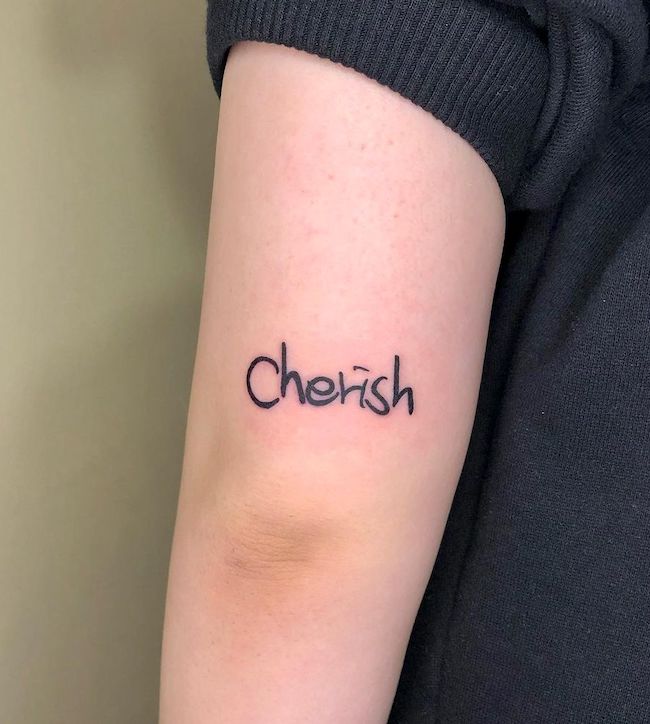 Un tatuaggio di una sola parola per esprimere gratitudine di @_haemee2